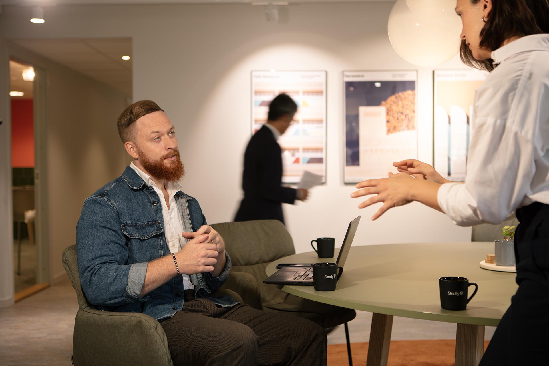 Företagsbild, Tobias Granslund diskuterar med Petra Jonsson