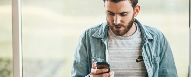 Person använder en mobiltelefon