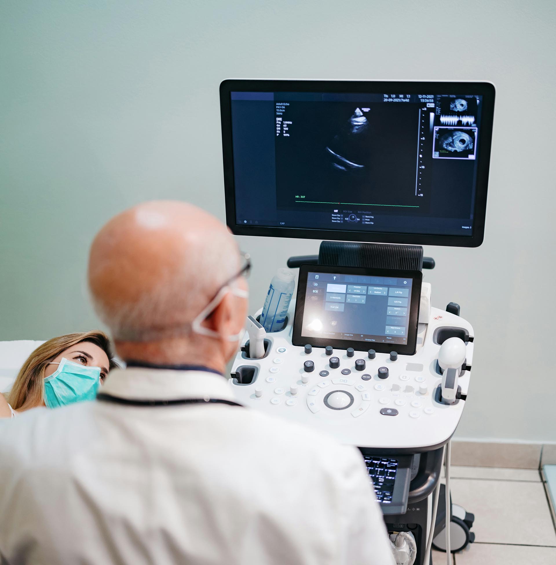 Läkare sitter framför en ultraljudsmaskin